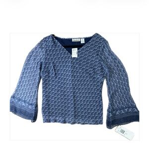 💕 Women’s New York City Design Co. 100% polyester blue patterned top. Size Med